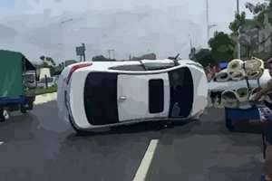 做梦梦到做车差点翻了人没事(做梦梦到做车差点翻了)