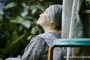 梦见死去的妈妈还活着和自己在一起(梦见死去的妈妈)