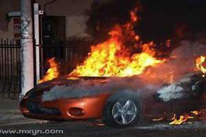 梦见车起火了又被扑灭了(梦见车着火)