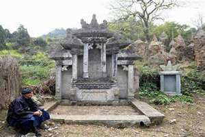 梦见去墓地祭拜是什么意思(梦见去墓地)