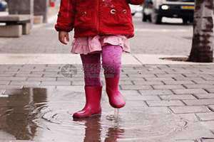 穿雨靴被绑架(穿雨靴)