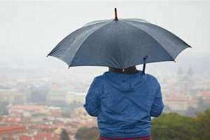 梦见下雨打伞是什么征兆 女性 梦见下雨打伞伞坏了是什么预兆