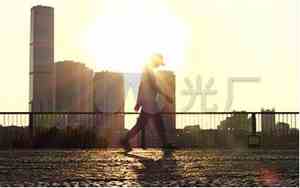 低头走路的人的面相图片