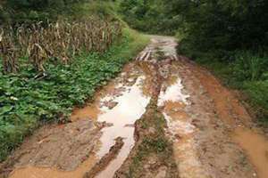 梦见道路泥泞难走但努力过去了(梦见道路泥泞难走)