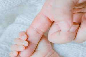 婴儿手脚冰凉是怎么回事 婴儿手心潮湿是什么原因