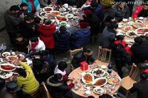 梦见吃酒席好多人有什么征兆(梦见吃酒席)