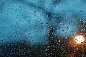 梦见下雨天是什么征兆(梦见下雨天)