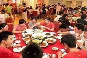 梦见很多人吃饭的场面 梦见很多人吃饭自己没吃上